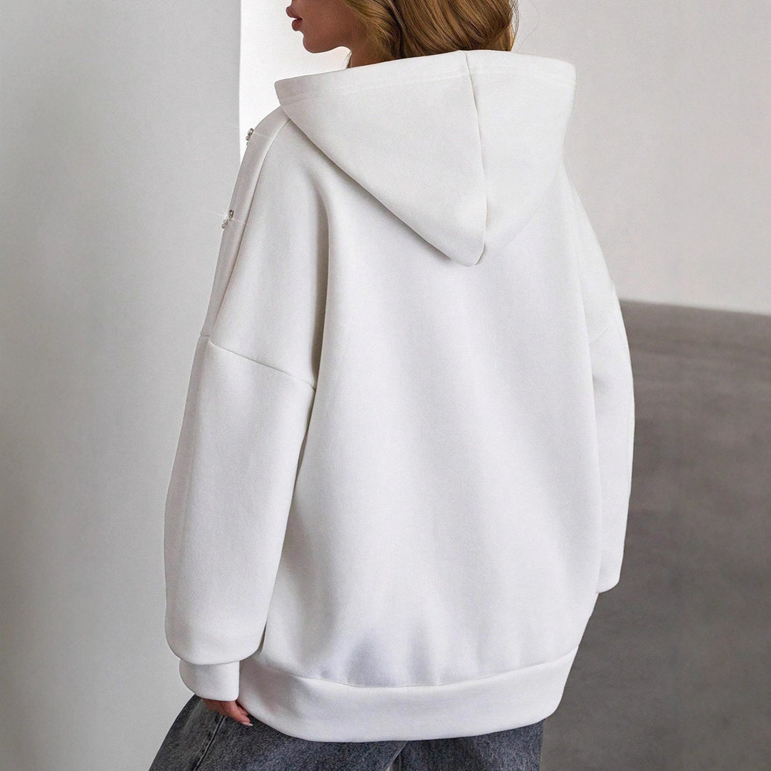 Damernas trendiga oversized hoodie med eleganta pärldetaljer Mirla-Eva Jonsson