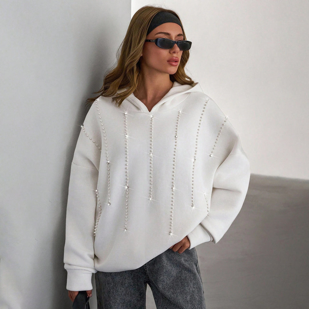 Damernas trendiga oversized hoodie med eleganta pärldetaljer Mirla-Eva Jonsson