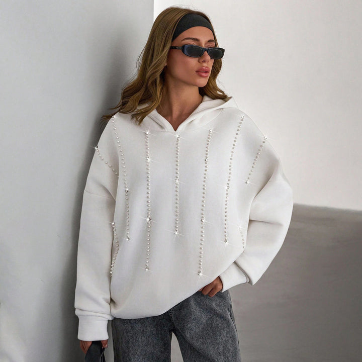 Damernas trendiga oversized hoodie med eleganta pärldetaljer Mirla-Eva Jonsson