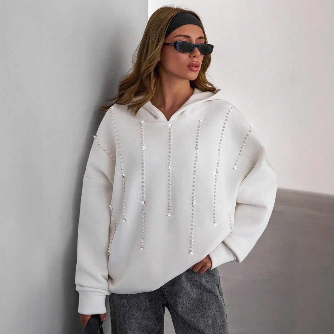 Damernas trendiga oversized hoodie med eleganta pärldetaljer Mirla-Eva Jonsson