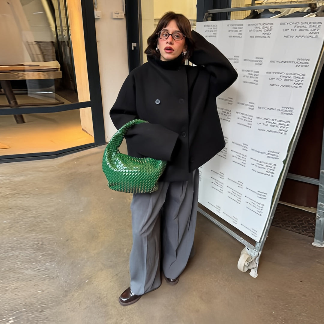 Damernas trendiga oversized jacka med hög krage och dekorativa knappdetaljer Mirla-Eva Jonsson
