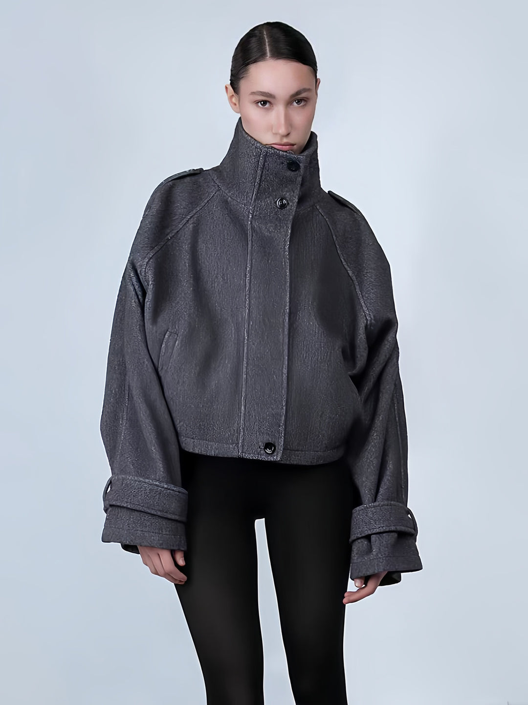 Damernas trendiga oversized jacka med hög krage och dekorativa knappdetaljer Mirla-Eva Jonsson