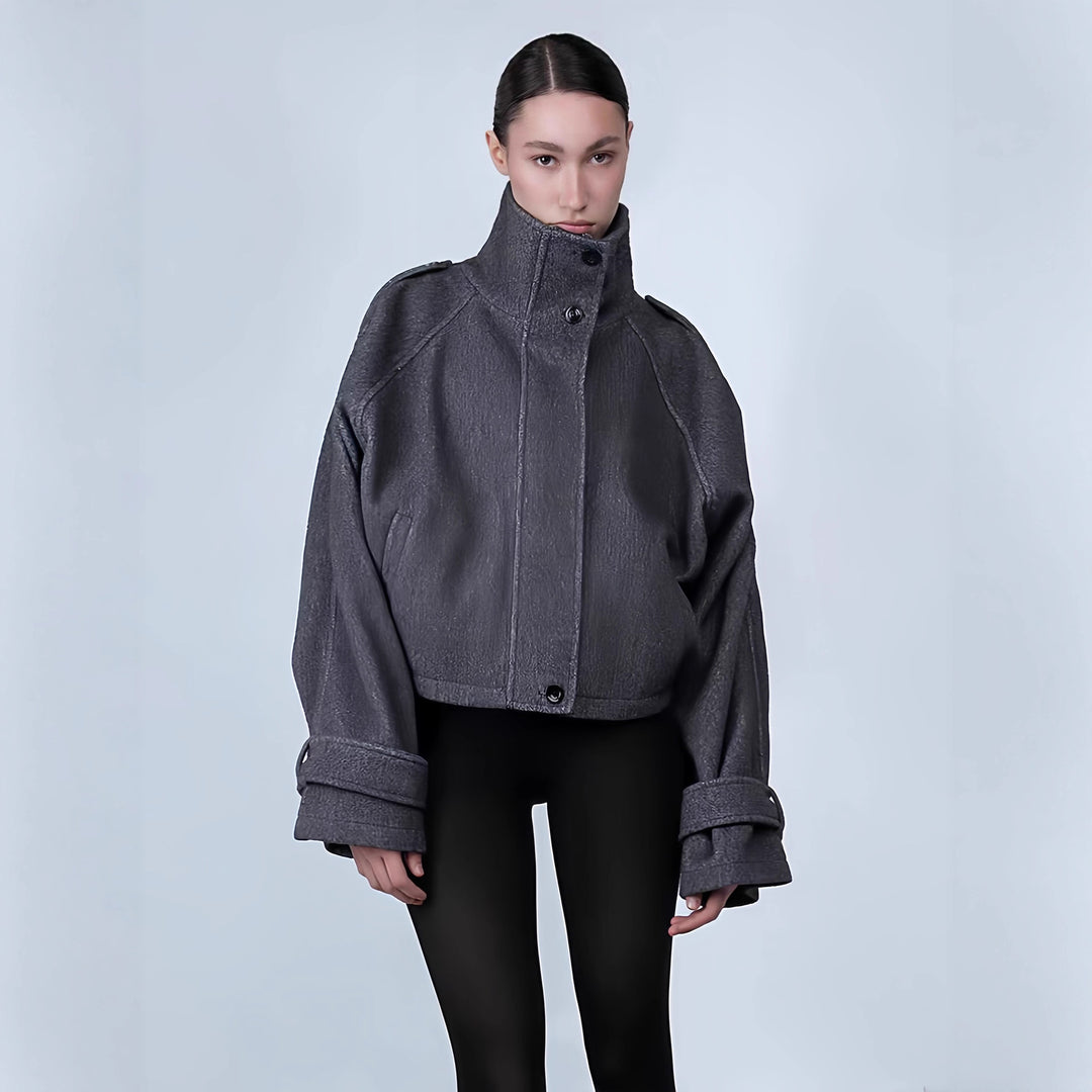 Damernas trendiga oversized jacka med hög krage och dekorativa knappdetaljer Mirla-Eva Jonsson