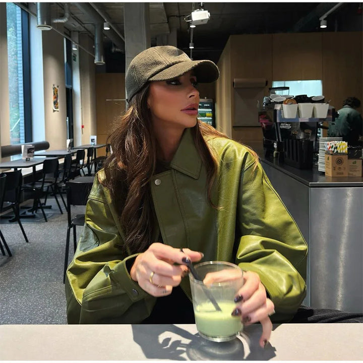 Damernas trendiga oversized läderjacka med hög krage Mirla-Eva Jonsson