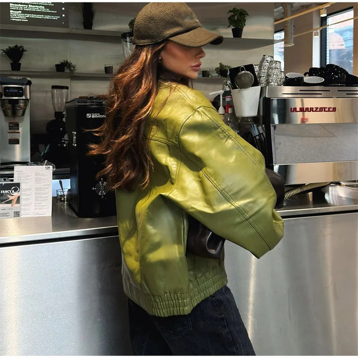 Damernas trendiga oversized läderjacka med hög krage Mirla-Eva Jonsson