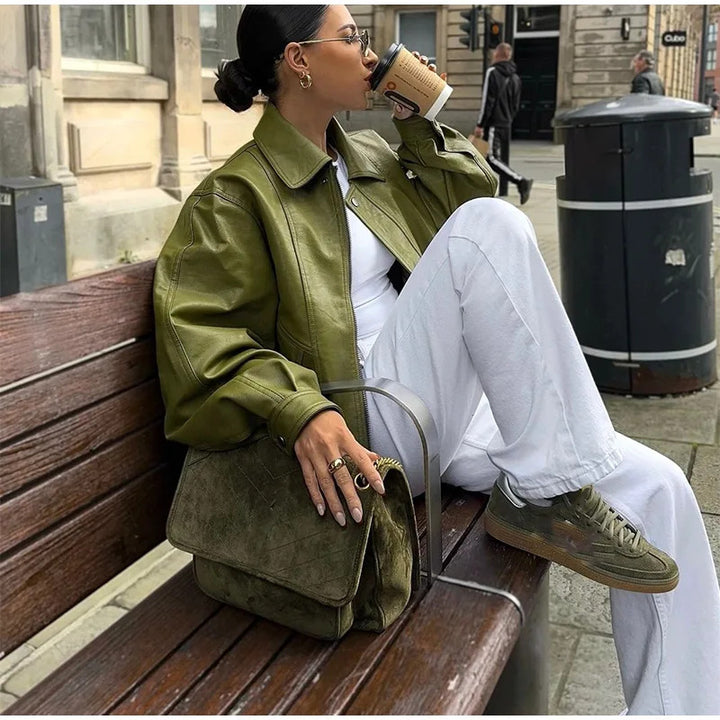 Damernas trendiga oversized läderjacka med hög krage Mirla-Eva Jonsson