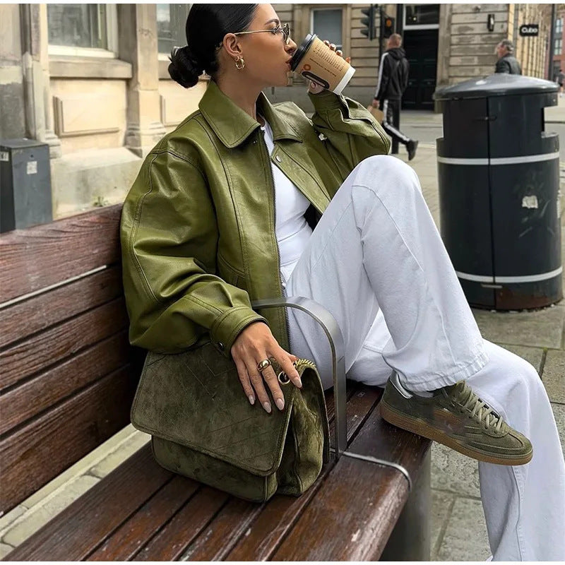 Damernas trendiga oversized läderjacka med hög krage Mirla-Eva Jonsson