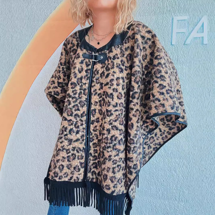 Damernas trendiga poncho med fransar och djurmönster Mirla-Eva Jonsson