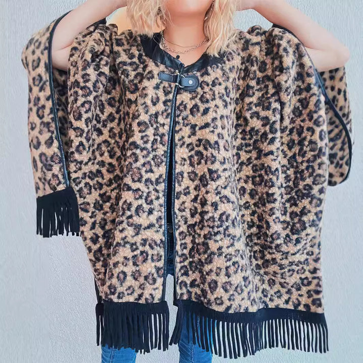Damernas trendiga poncho med fransar och djurmönster Mirla-Eva Jonsson