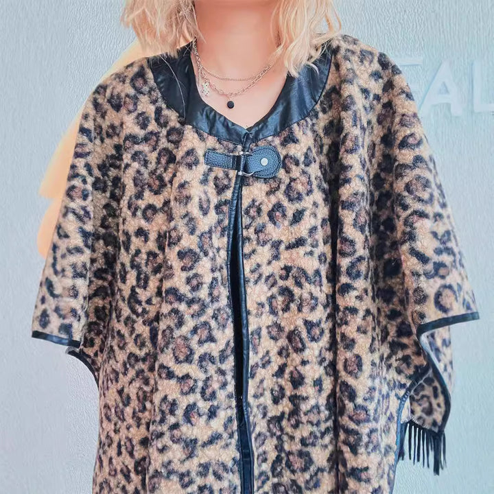 Damernas trendiga poncho med fransar och djurmönster Mirla-Eva Jonsson