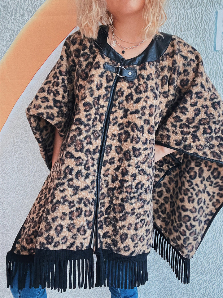 Damernas trendiga poncho med fransar och djurmönster Mirla-Eva Jonsson