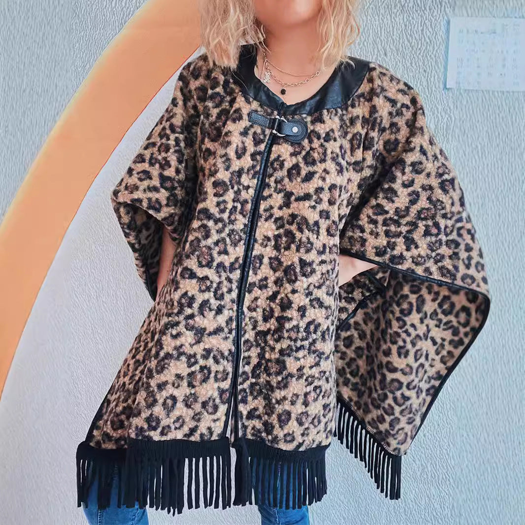 Damernas trendiga poncho med fransar och djurmönster Mirla-Eva Jonsson