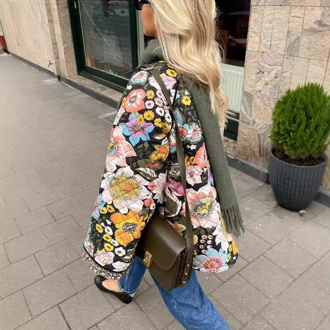 Damernas trendiga quiltade jacka med blommönster Mirla-Eva Jonsson