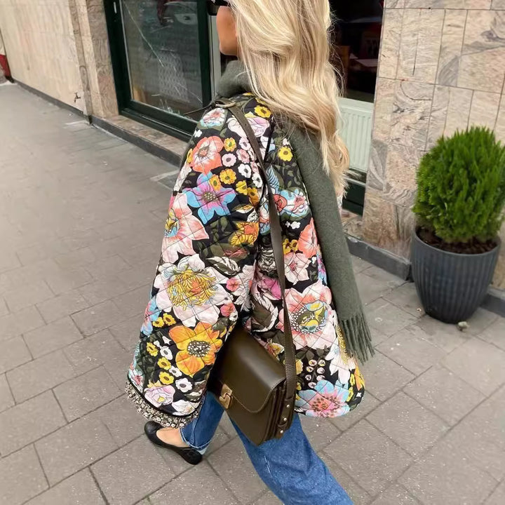 Damernas trendiga quiltade jacka med blommönster Mirla-Eva Jonsson