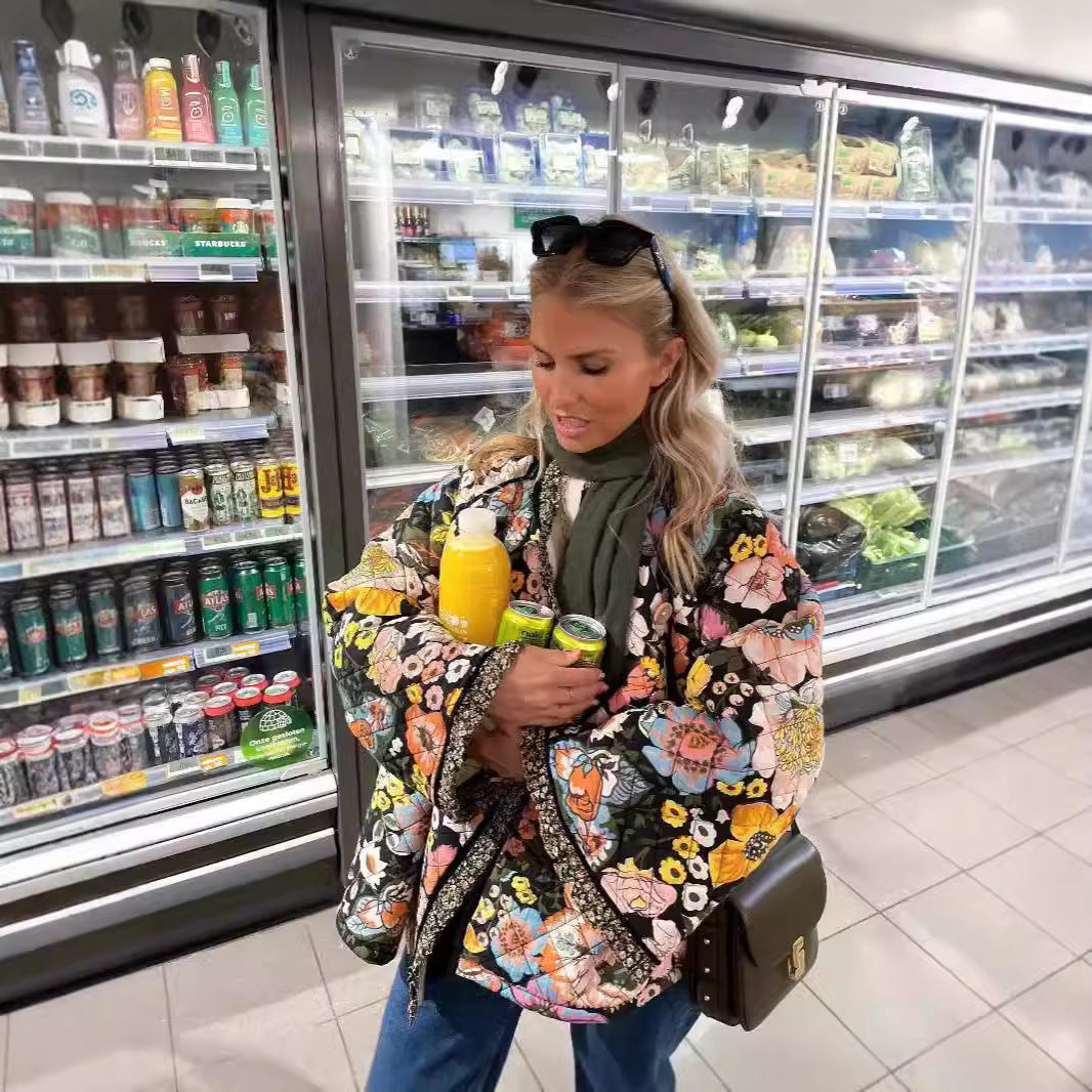 Damernas trendiga quiltade jacka med blommönster Mirla-Eva Jonsson