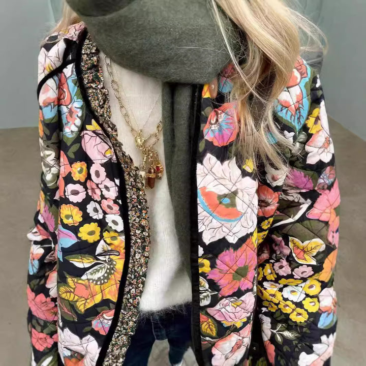 Damernas trendiga quiltade jacka med blommönster Mirla-Eva Jonsson
