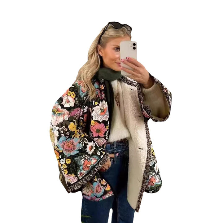 Damernas trendiga quiltade jacka med blommönster Mirla-Eva Jonsson