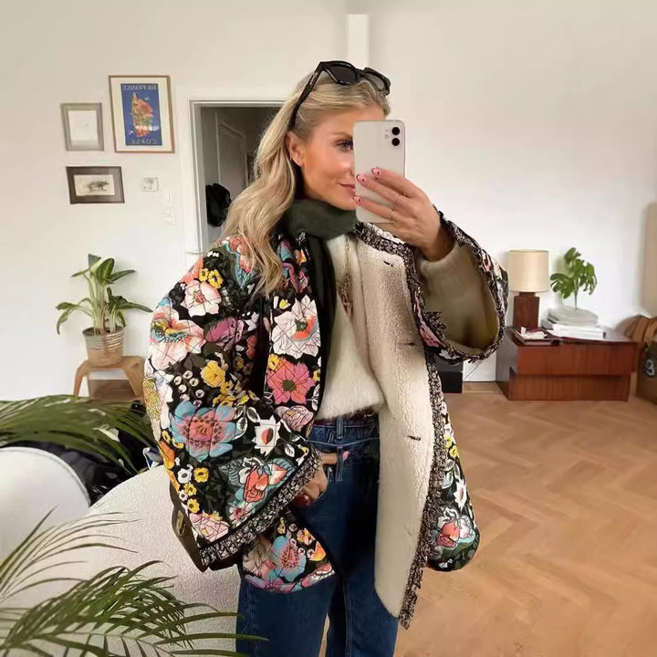 Damernas trendiga quiltade jacka med blommönster Mirla-Eva Jonsson