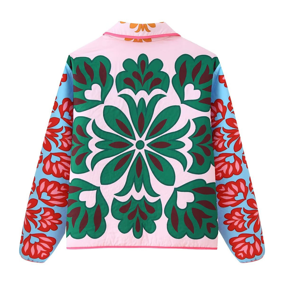 Damernas trendiga quiltjacka med färgglad blommönster och praktiska fickor Mirla-Eva Jonsson
