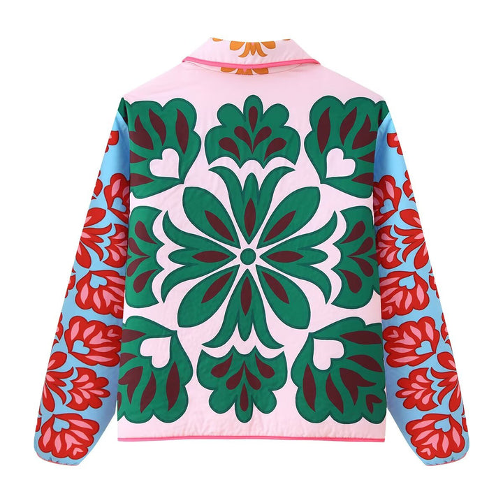 Damernas trendiga quiltjacka med färgglad blommönster och praktiska fickor Mirla-Eva Jonsson
