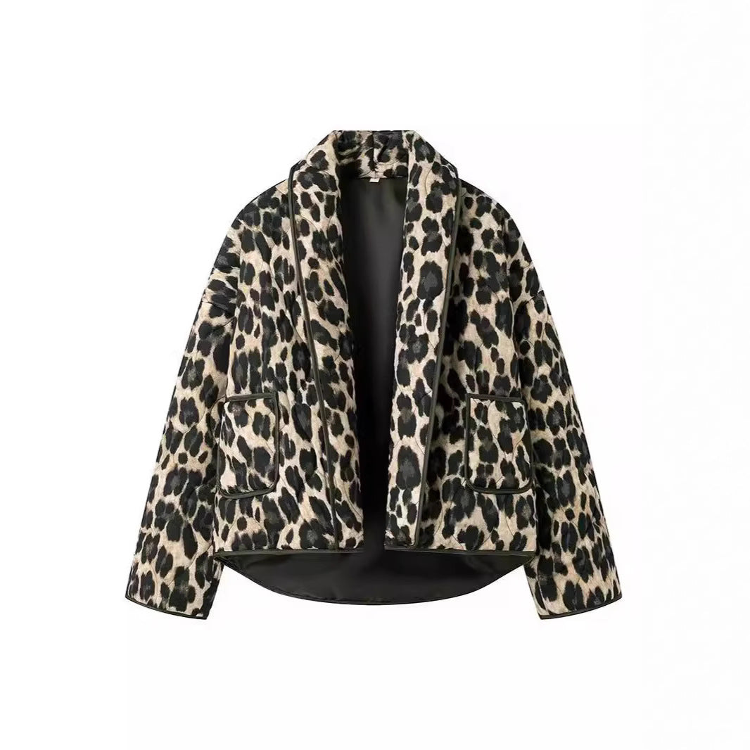 Damernas trendiga quiltjacka med leopardmönster och praktiska fickor Mirla-Eva Jonsson