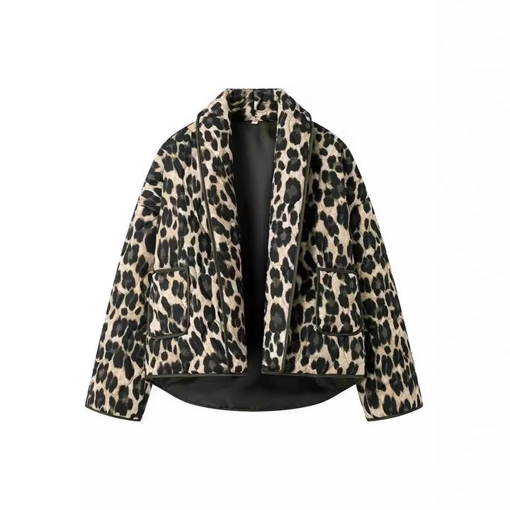 Damernas trendiga quiltjacka med leopardmönster och praktiska fickor Mirla-Eva Jonsson