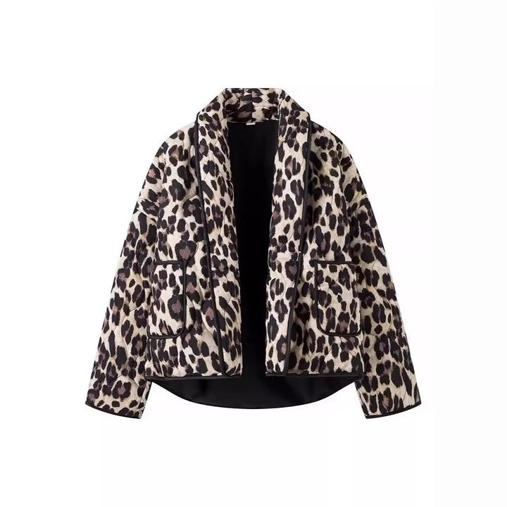 Damernas trendiga quiltjacka med leopardmönster och praktiska fickor Mirla-Eva Jonsson