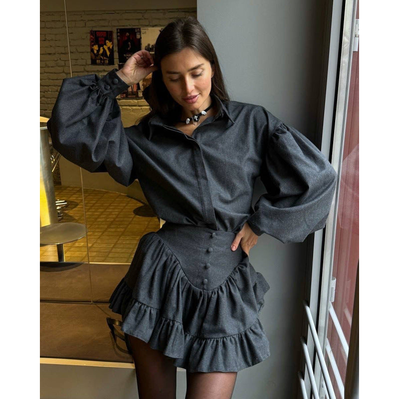 Damernas trendiga rutiga blus med volangdetaljer Mirla-Eva Jonsson