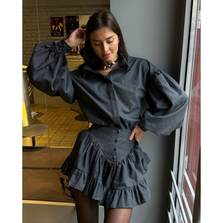 Damernas trendiga rutiga blus med volangdetaljer Mirla-Eva Jonsson