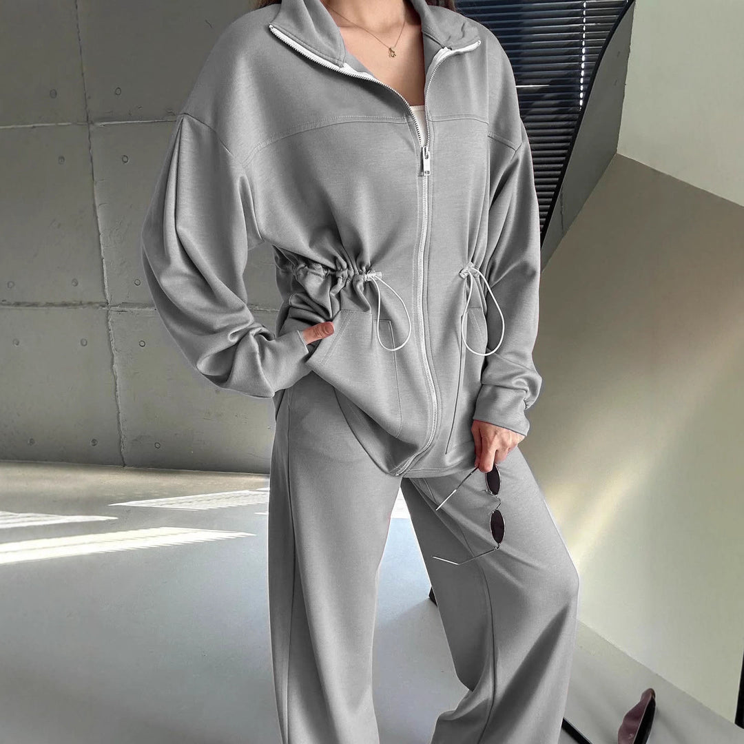 Damernas trendiga satin sportset med justerbar midja och hög krage Mirla-Eva Jonsson