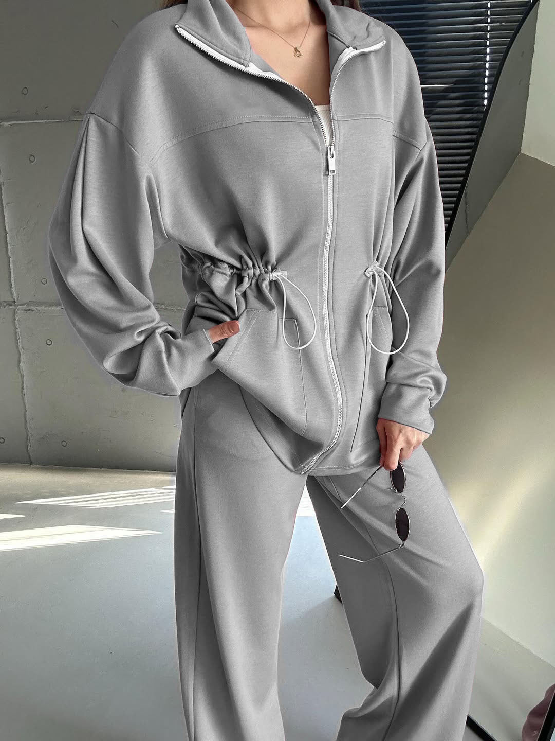 Damernas trendiga satin sportset med justerbar midja och hög krage Mirla-Eva Jonsson