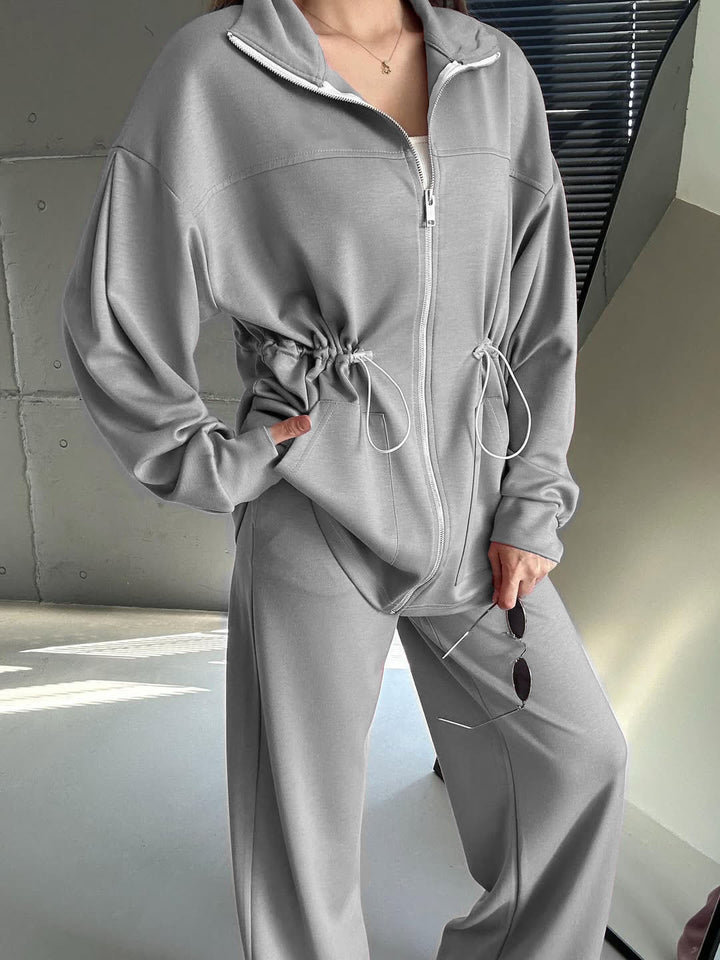 Damernas trendiga satin sportset med justerbar midja och hög krage Mirla-Eva Jonsson