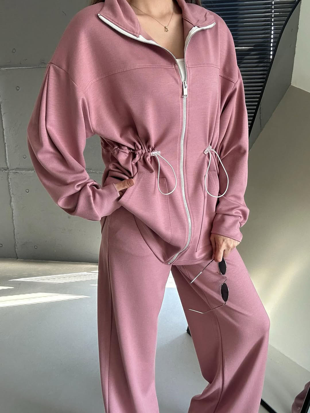 Damernas trendiga satin sportset med justerbar midja och hög krage Mirla-Eva Jonsson
