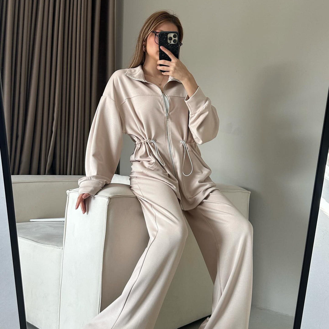 Damernas trendiga satin sportset med justerbar midja och hög krage Mirla-Eva Jonsson