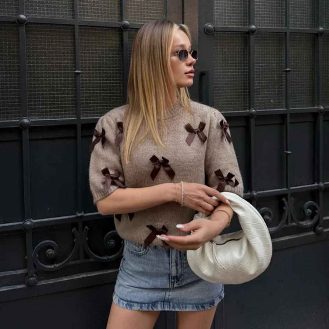 Damernas trendiga stickad tröja med dekorativa rosetter Mirla-Eva Jonsson