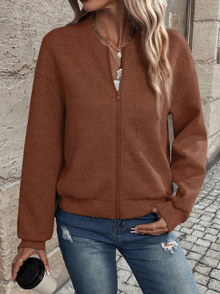 Damernas trendiga sweatjacka med texturerat mönster och dragkedja Mirla-Eva Jonsson