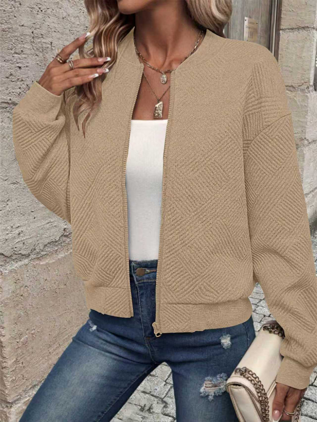 Damernas trendiga sweatjacka med texturerat mönster och dragkedja Mirla-Eva Jonsson