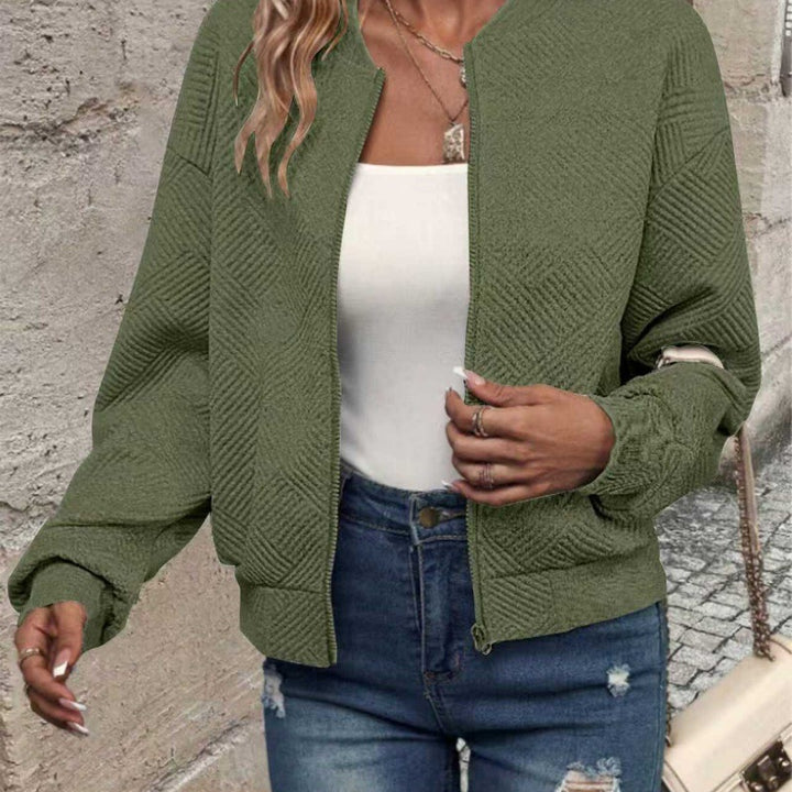 Damernas trendiga sweatjacka med texturerat mönster och dragkedja Mirla-Eva Jonsson