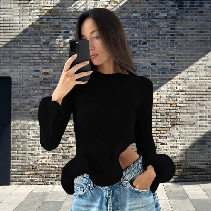 Damernas trendiga topp med asymmetriska volangdetaljer och elegant design Mirla-Eva Jonsson