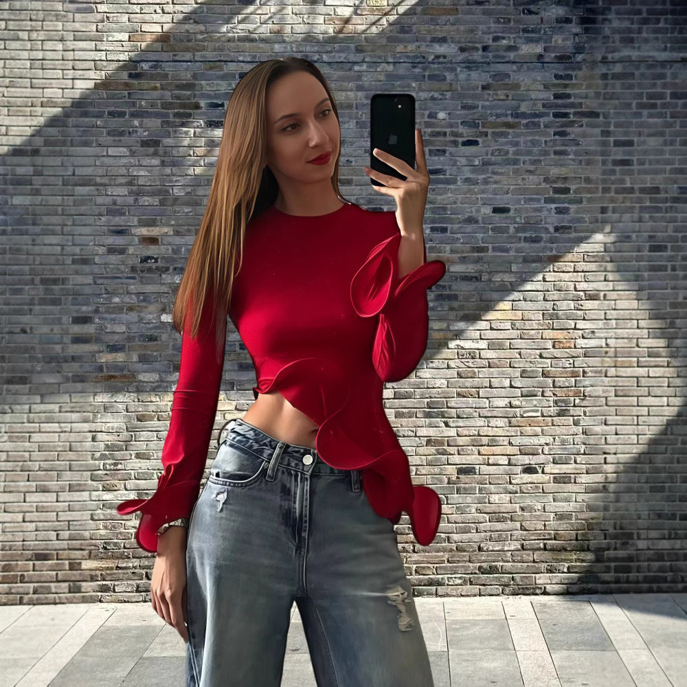 Damernas trendiga topp med asymmetriska volangdetaljer och elegant design Mirla-Eva Jonsson