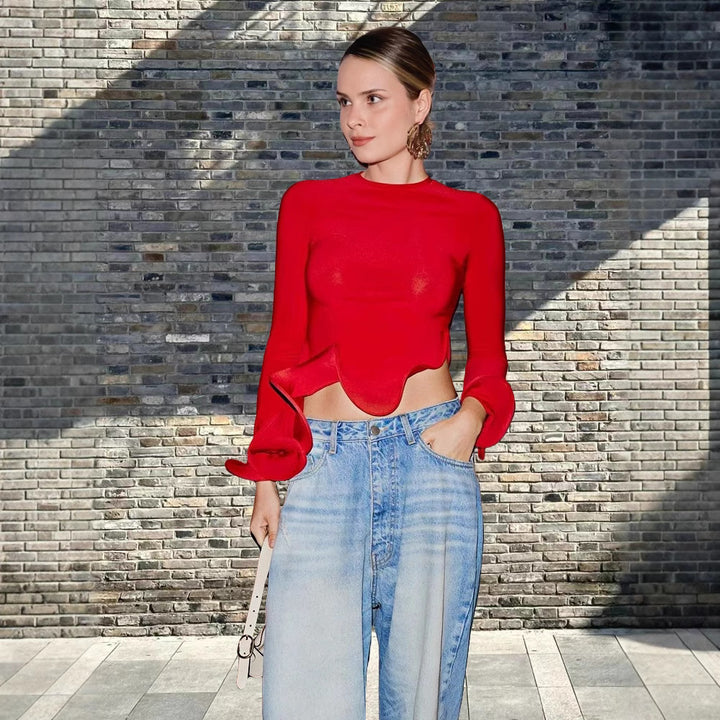 Damernas trendiga topp med asymmetriska volangdetaljer och elegant design Mirla-Eva Jonsson
