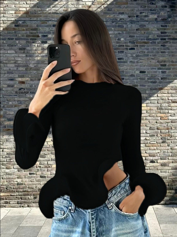 Damernas trendiga topp med asymmetriska volangdetaljer och elegant design Mirla-Eva Jonsson