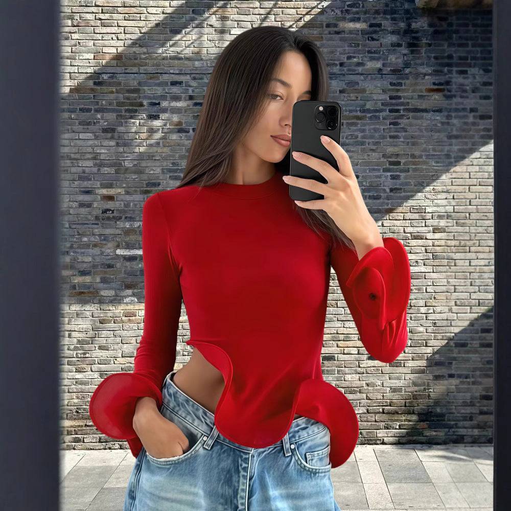 Damernas trendiga topp med asymmetriska volangdetaljer och elegant design Mirla-Eva Jonsson