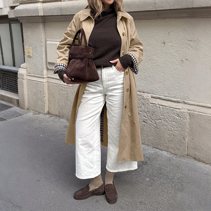 Damernas trendiga trench coat med rutigt foder och praktisk skärning Mirla-Eva Jonsson