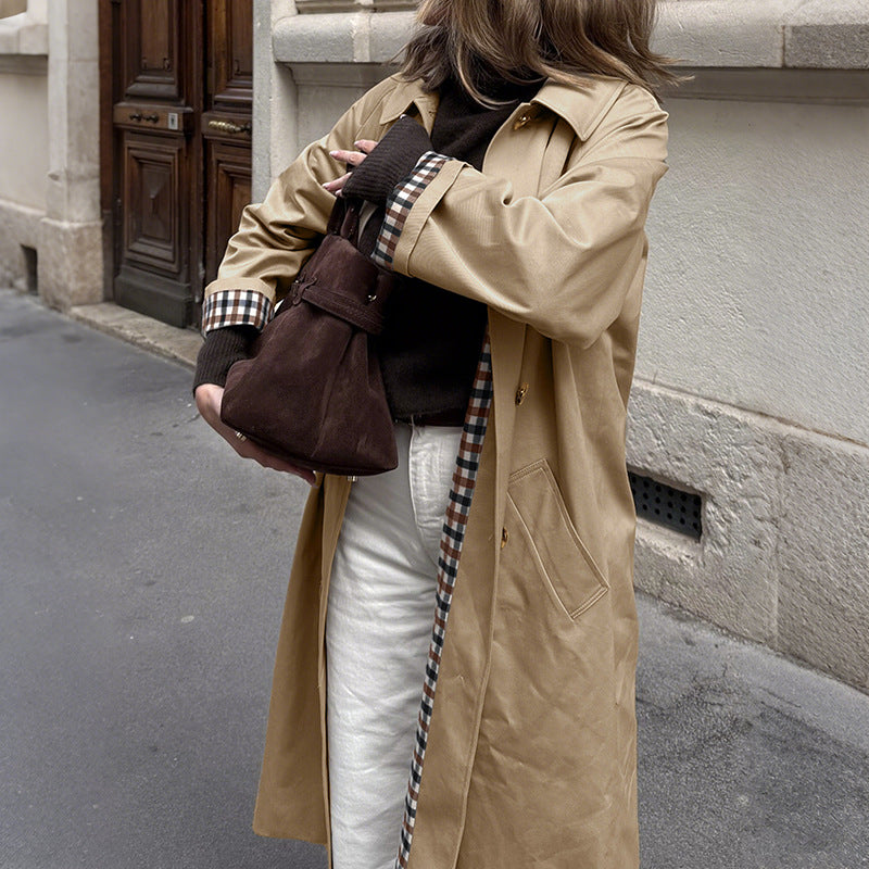 Damernas trendiga trench coat med rutigt foder och praktisk skärning Mirla-Eva Jonsson
