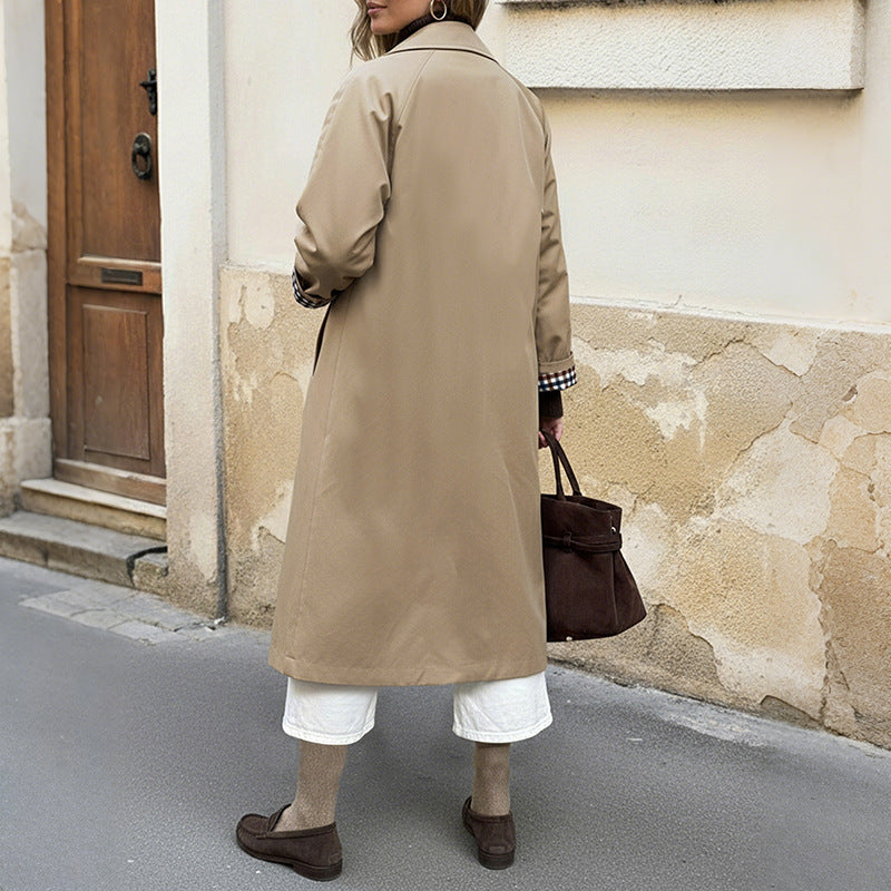 Damernas trendiga trench coat med rutigt foder och praktisk skärning Mirla-Eva Jonsson