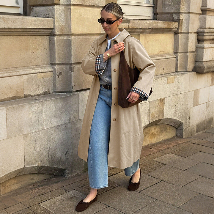 Damernas trendiga trench coat med rutigt foder och praktisk skärning Mirla-Eva Jonsson