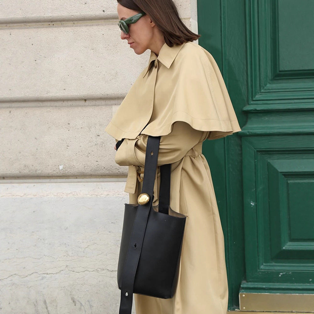 Damernas trendiga trenchcoat med bred oversize skärning och avtagbar huva Mirla-Eva Jonsson