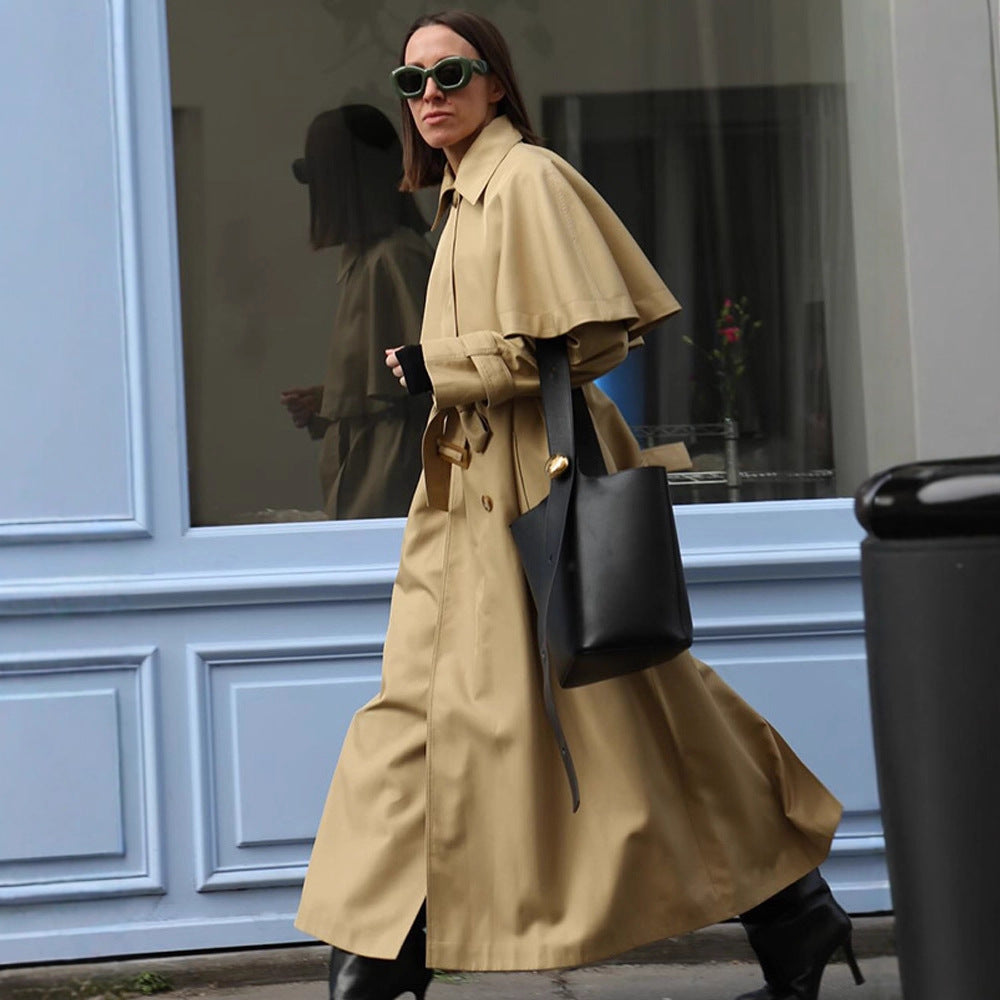 Damernas trendiga trenchcoat med bred oversize skärning och avtagbar huva Mirla-Eva Jonsson