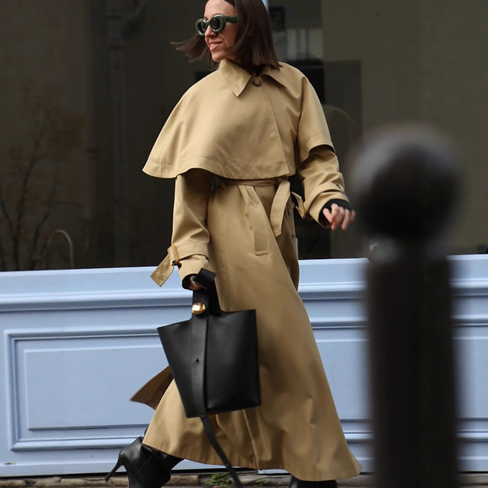 Damernas trendiga trenchcoat med bred oversize skärning och avtagbar huva Mirla-Eva Jonsson